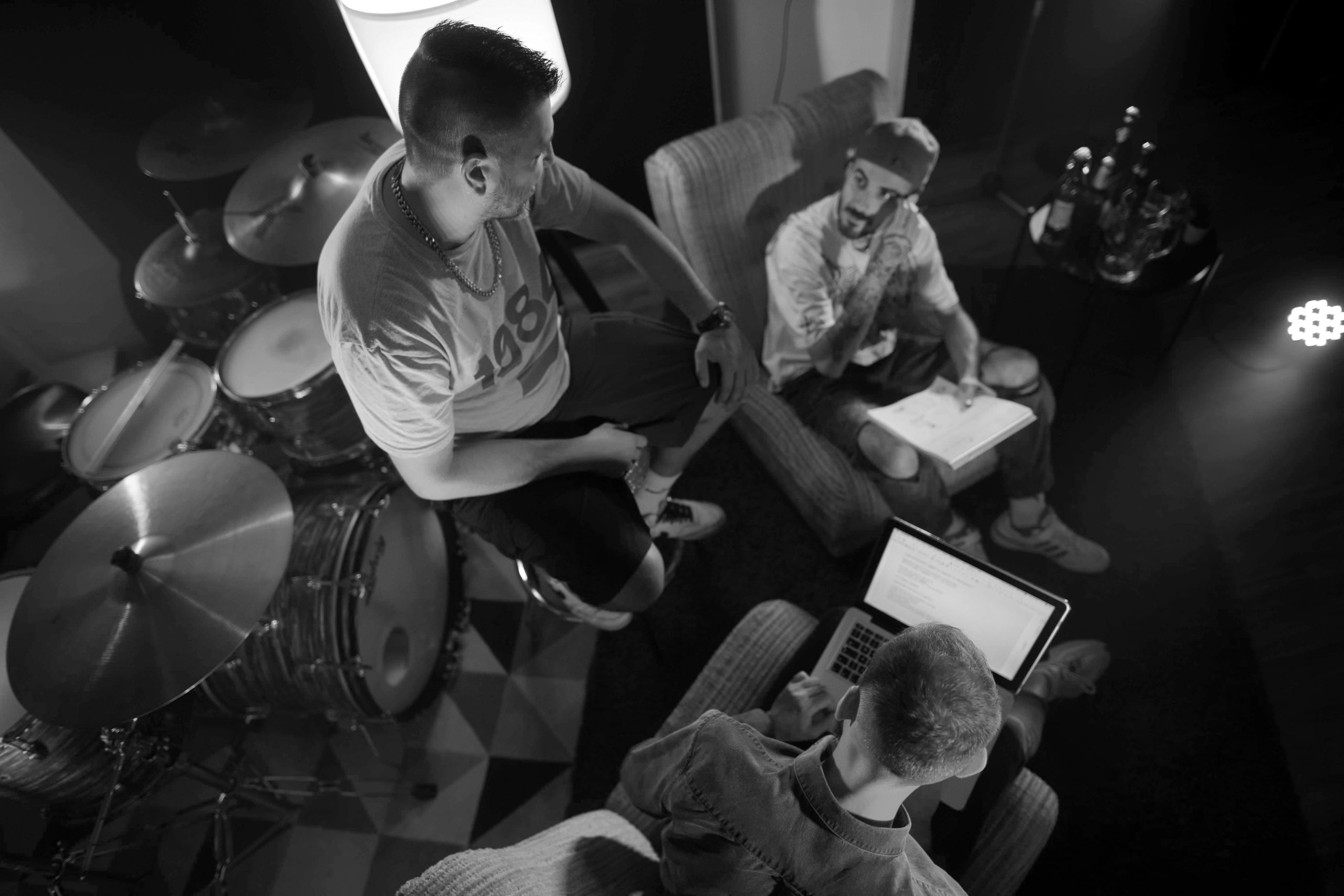 manager, produttore e artista lavorano alla direzione artistica del progetto