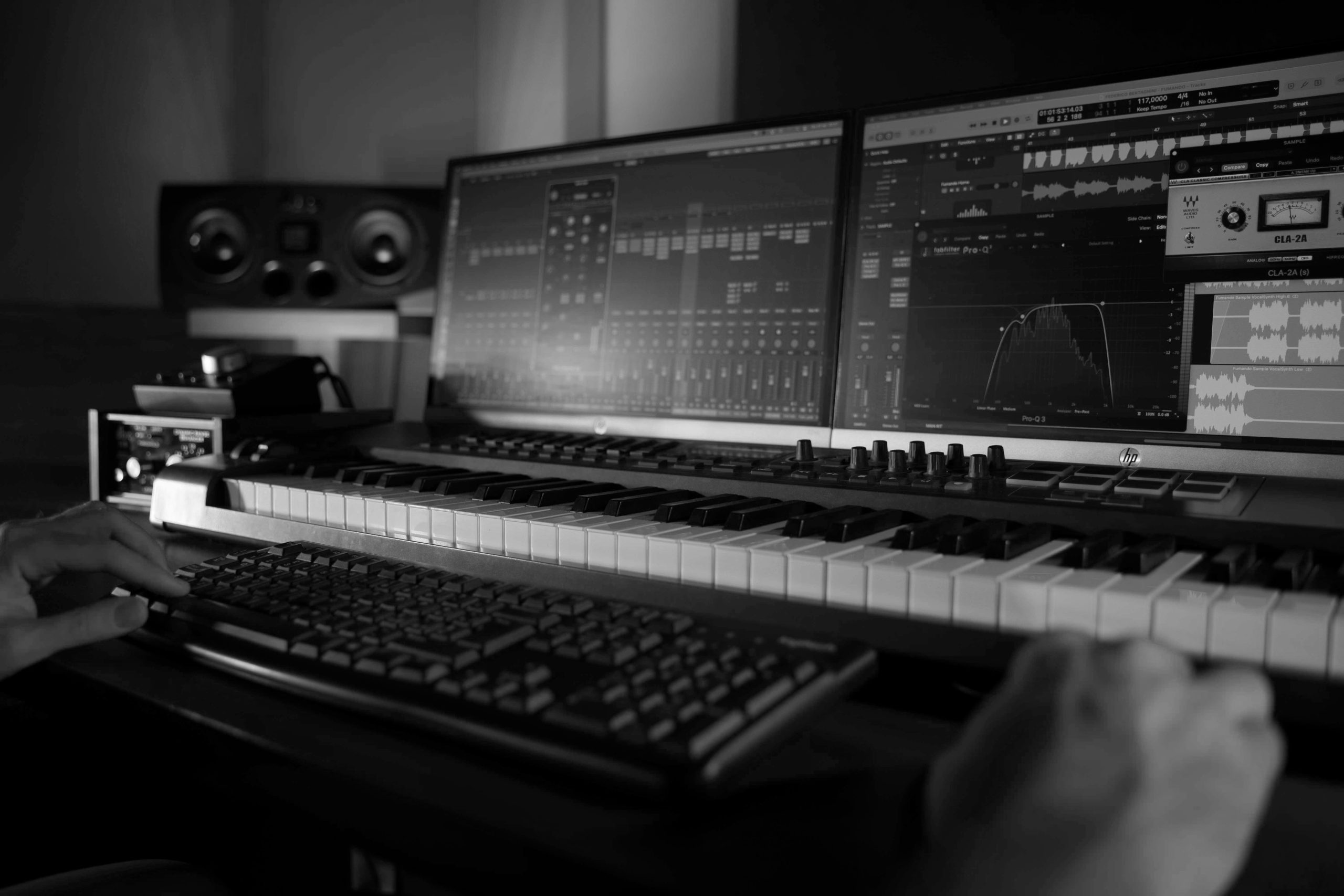 inquadratura degli schermi durante sessione di mix e master