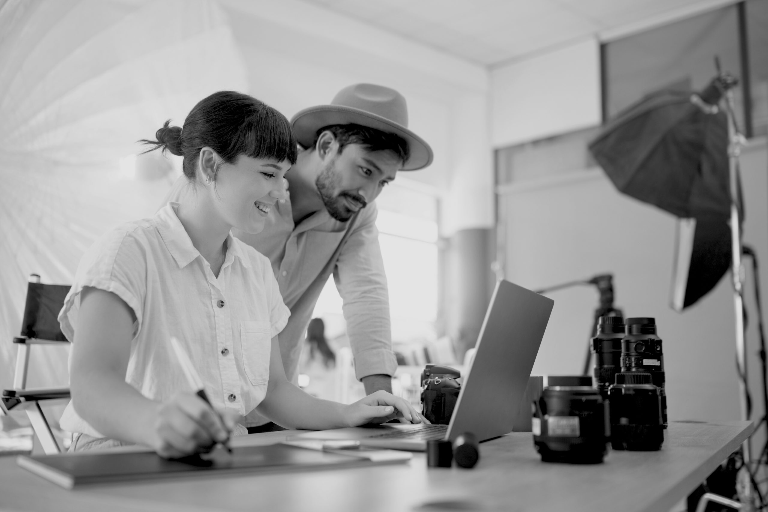 social media manager al lavoro davanti al computer