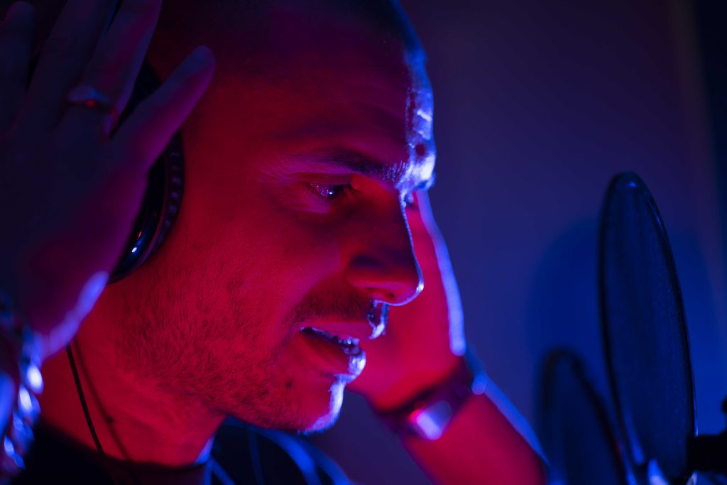 cantante mentre registra una traccia vocale