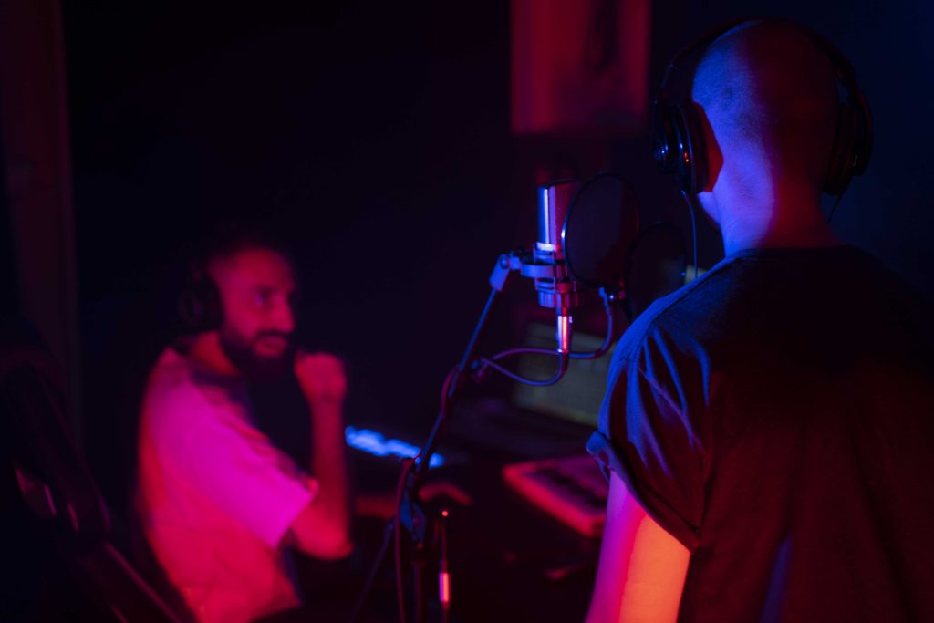 direttore artistico al lavoro con un artista