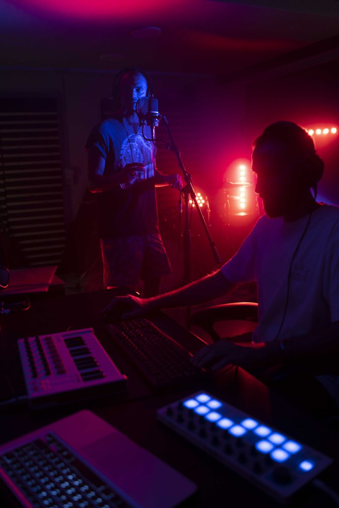 cantante lavora alla direzione artistica di un suo brano