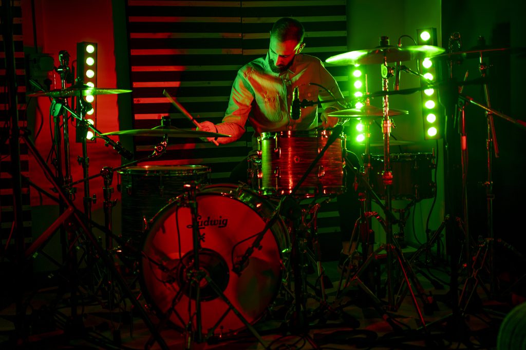 batterista registra tracce di batteria microfonata